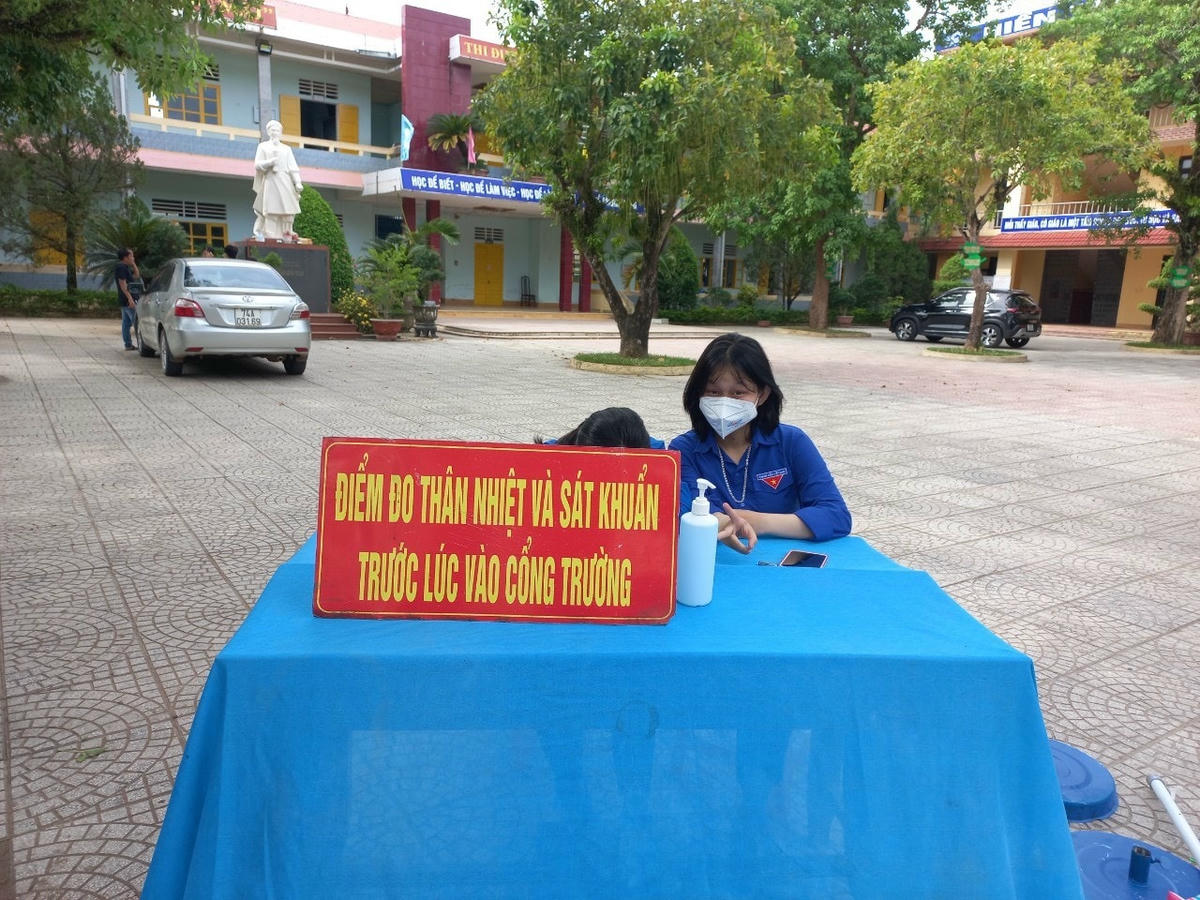 Lực lượng đoàn viên thanh niên tại các điểm thi cũng tham gia trong công tác phòng, chống dịch Covid-19.