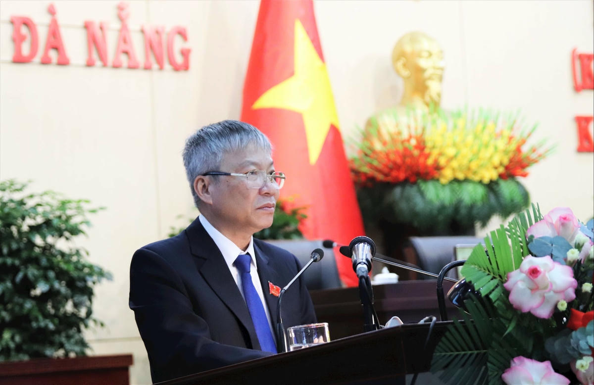 Phó Bí thư Thành ủy, Chủ tịch HĐND thành phố Nguyễn Đức Dũng phát biểu bế mạc kỳ họp. Ảnh