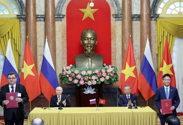 Chủ tịch nước Tô Lâm và Tổng thống Vladimir Putin chứng kiến trao các văn kiện hợp tác Việt-Nga (Hà Nội, 20/6/2024). (Ảnh: Nhan Sáng/TTXVN)