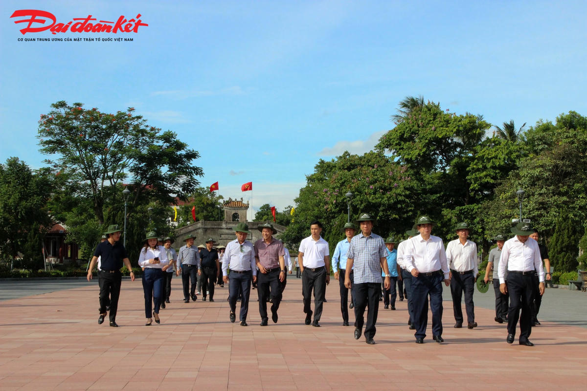 Vào dịp tháng 7 hàng năm, người dân, thân nhân, các tổ chức đoàn thể… thường đến đây để viếng các anh hùng liệt sĩ.