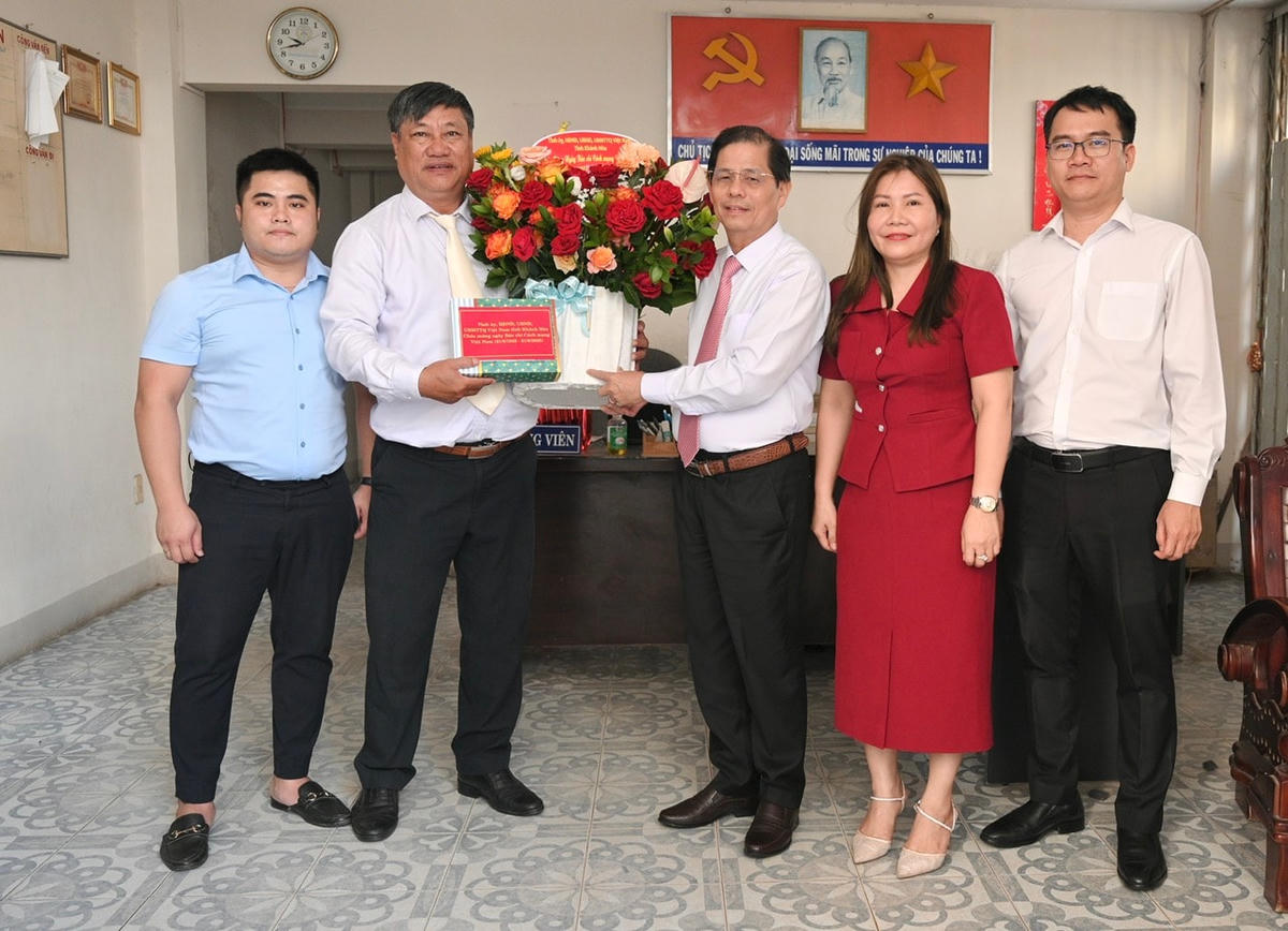 Chủ tịch UBND tỉnh Khánh Hòa Nguyễn Tấn tặng quà nhân dịp kỷ niệm 100 năm Ngày Báo chí cách mạng Việt Nam (2161925 – 2162025).