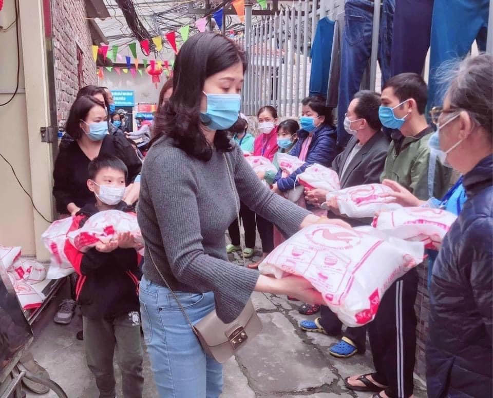 Hoàng Duy nhiều lần cùng mẹ đến xóm chạy thận trao quà cho những mảnh đời kém may mắn ở xóm chạy thận.