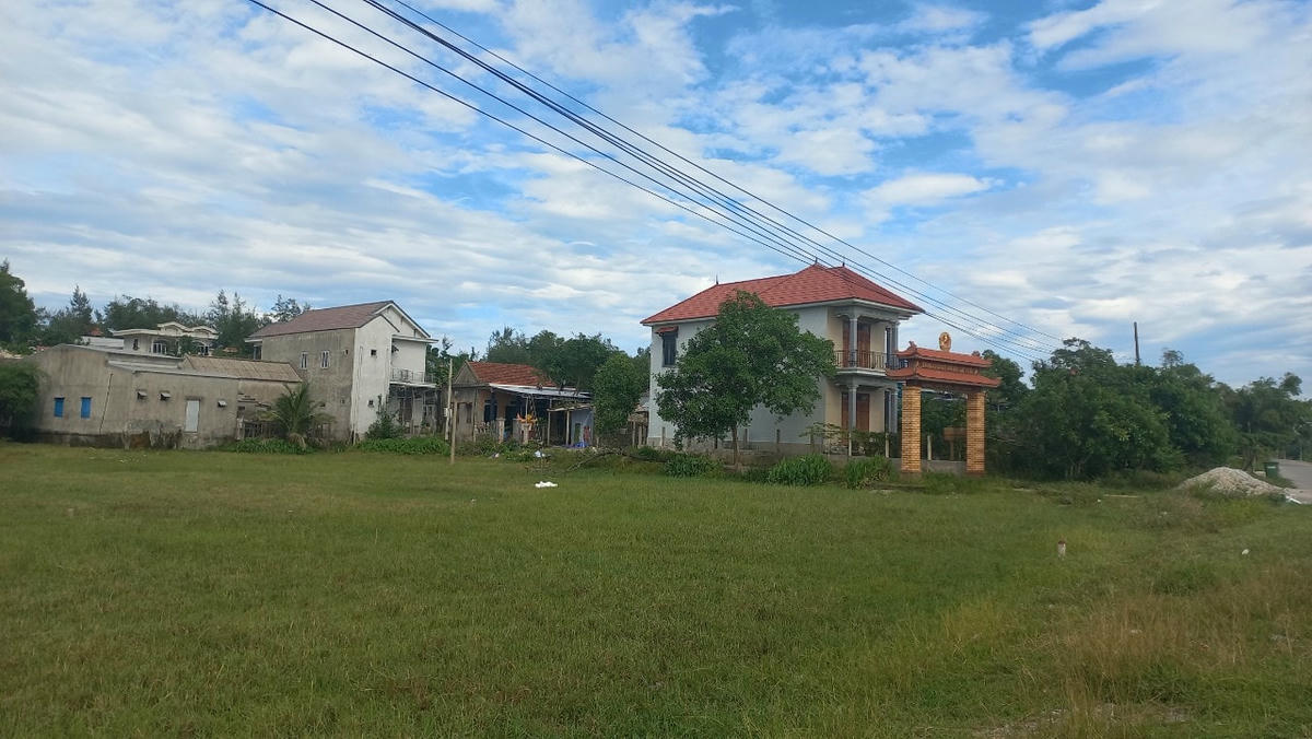 Với 18 - 20 triệu đồng/m2, giá trị của 12 lô đất ở thời điểm hiện tại được xem là “điên rồ”.