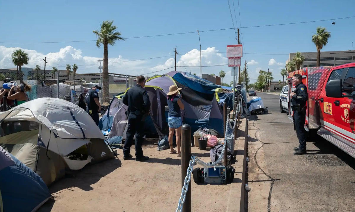 Những người hàng xóm nghèo đang trong khu vực với những ngôi nhà đường nhựa. Ảnh: The Guardian.