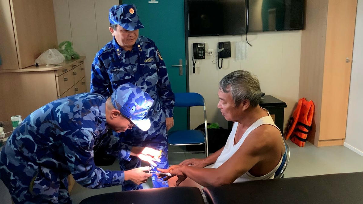 Tiến hành sơ cứu cho ngư dân bị nạn