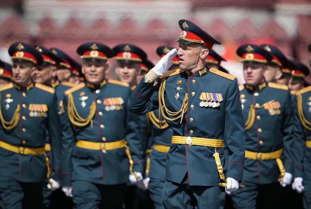 Các quân nhân Nga diễu hành trong cuộc diễu binh kỷ niệm Ngày Chiến thắng ở Moscow, Nga. Ảnh: AP.