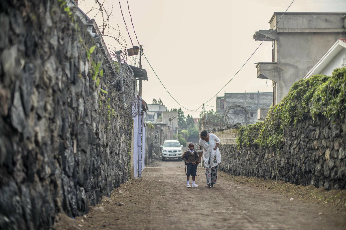 Vanessa Emedy đưa con trai đến trường ở Goma, Cộng hòa Dân chủ Congo. Ảnh: AP.