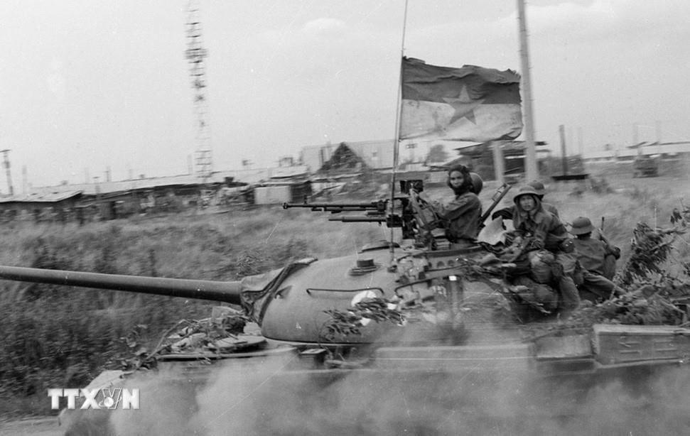 Quân giải phóng đánh chiếm trường Thiết giáp ngụy tại căn cứ Nước Trong (Biên Hoà). (Ảnh: Hứa Kiểm/TTXVN) TTXVN_2504ChiendichHochiminh9.jpg