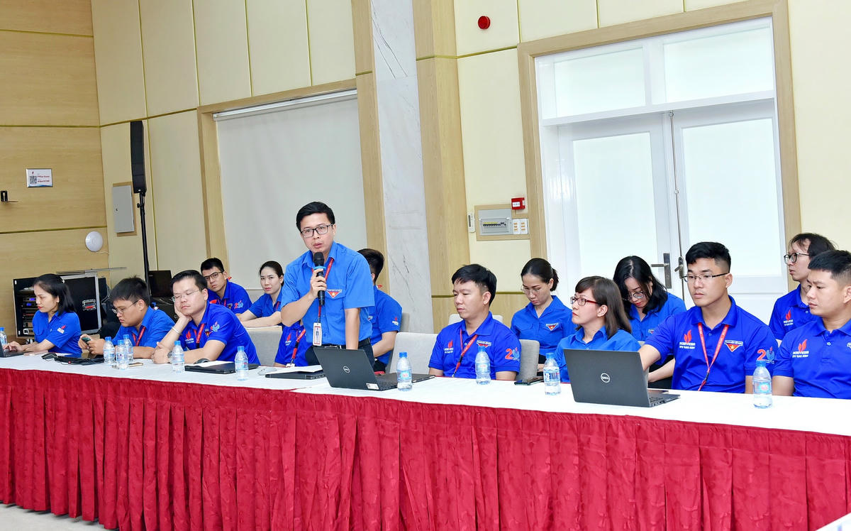 Đoàn viên thanh niên KĐN thẳng thắn trình bày với Đảng những tâm tư, nguyện vọng và mong ước đóng góp vào sự nghiệp phát triển doanh nghiệp.