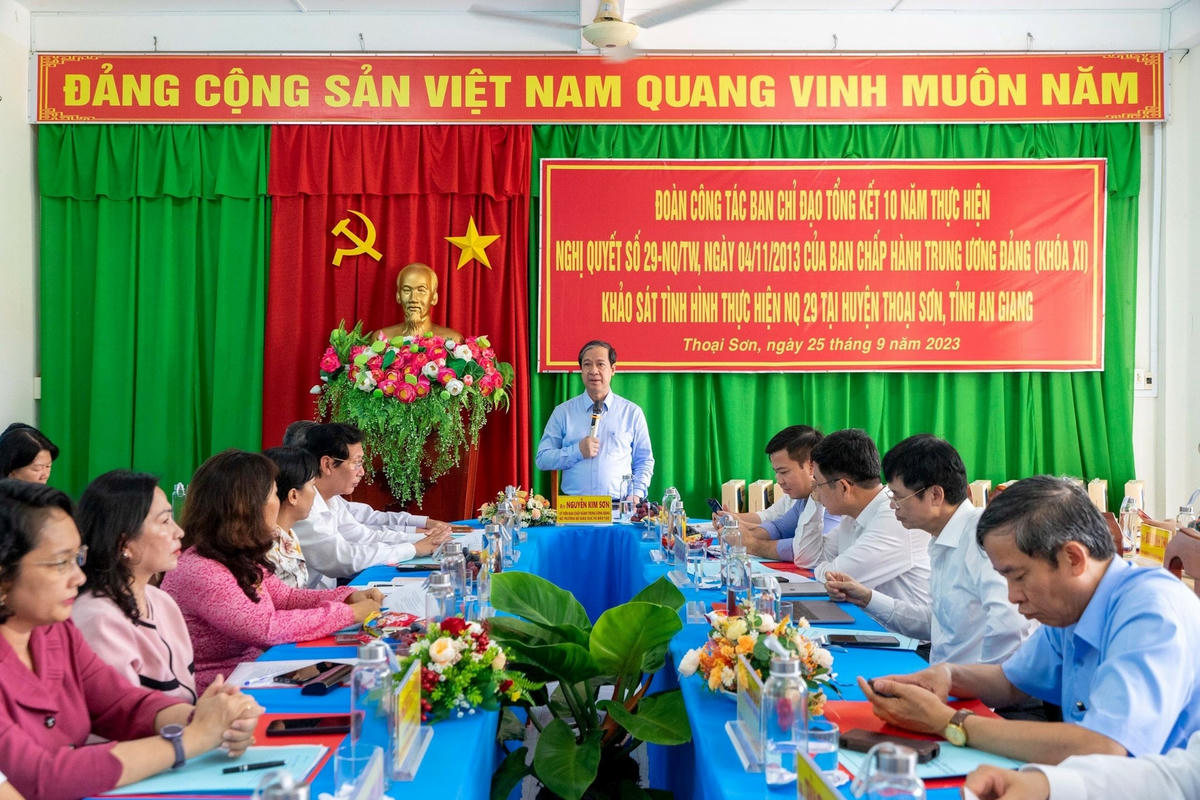 doan-cong-tac-bo-gddt-khao-sat-va-lam-viec-tai-truong-thcs-dinh-thanh-huyen-thoai-son-an-giang.jpg