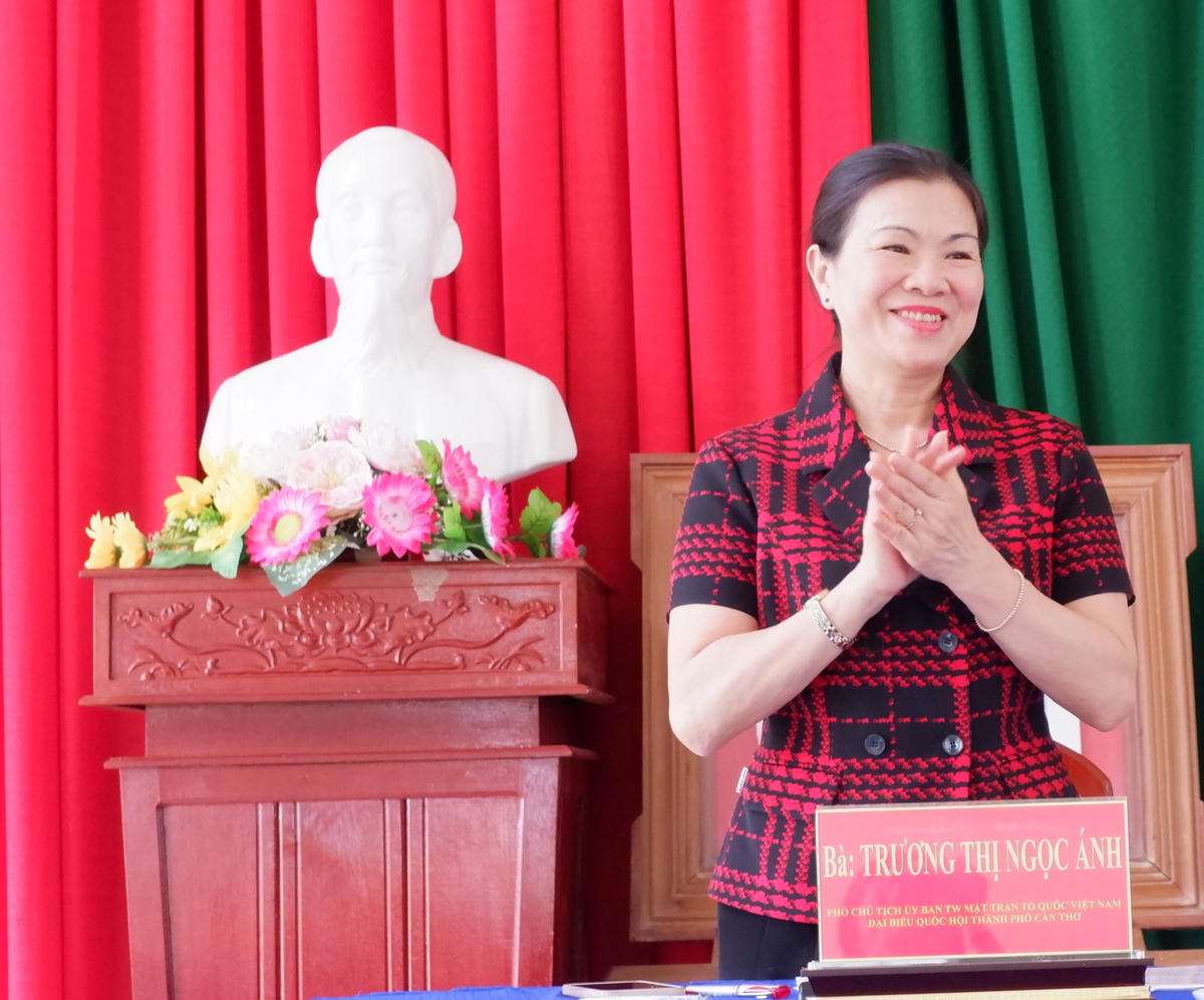 Bà Trương Thị Ngọc Ánh, Phó Chủ tịch Ủy ban Trung ương MTTQ Việt Nam tại buổi tiếp xúc với cử tri.