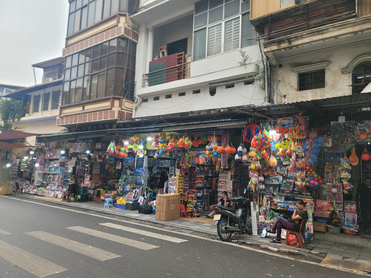 Sau đại dịch Covid - 19, buôn bán gặp nhiều khó khăn, khách mua hàng ít.