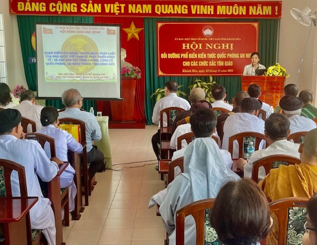 Hội nghị bồi dường, phổ biến kiến thức quốc phòng, an ninh cho các chức sắc, chức việc, nhà tu hành, người có uy tín trong các tôn giáo trên địa bàn tỉnh.