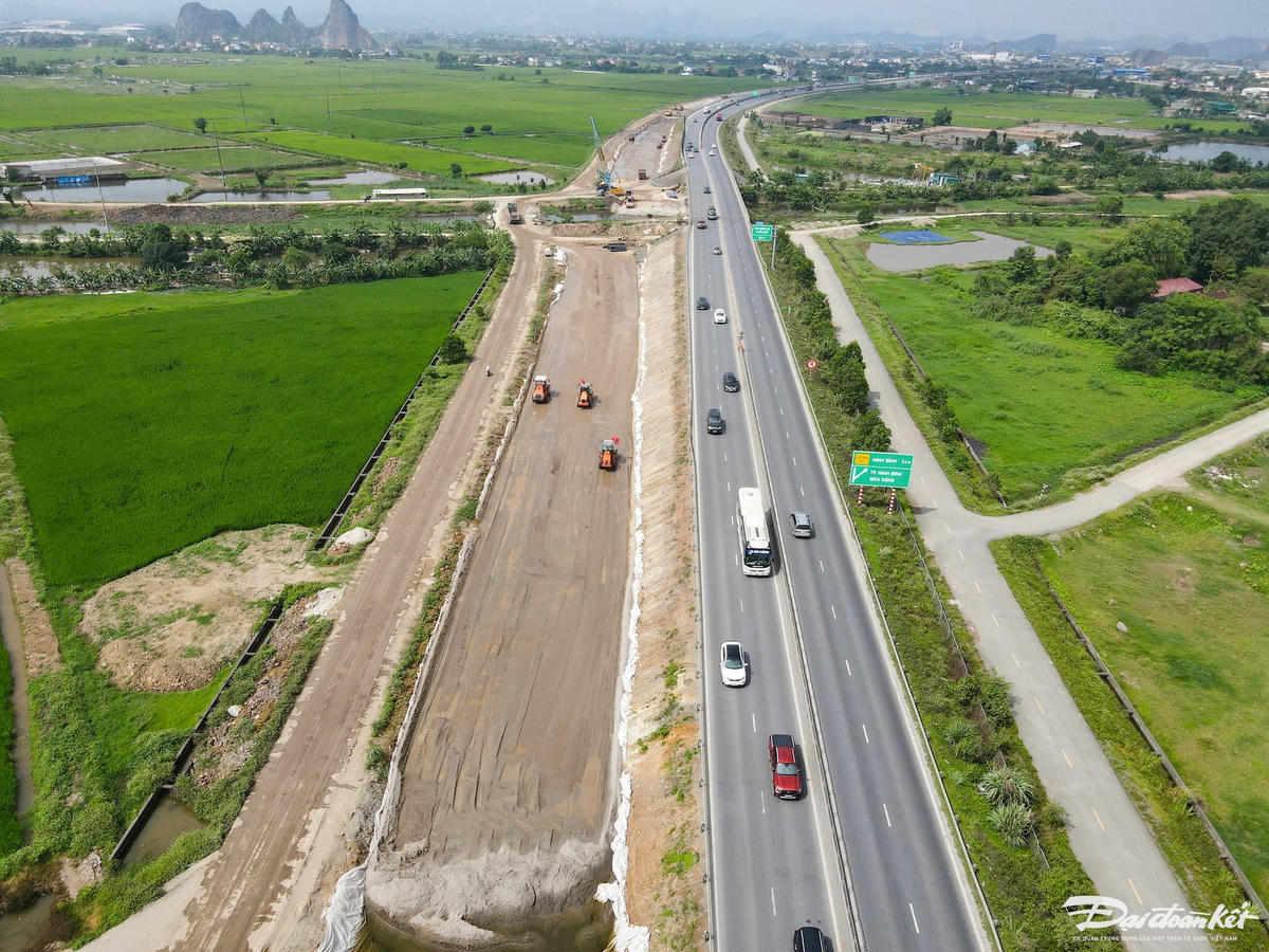 Với việc mở rộng lên 6 làn đường, sẽ hạn chế việc ách tắc giao thông xảy rrên tuyến cao tốc Cao Bồ - Mai Sơn Ảnh: Đình Minh