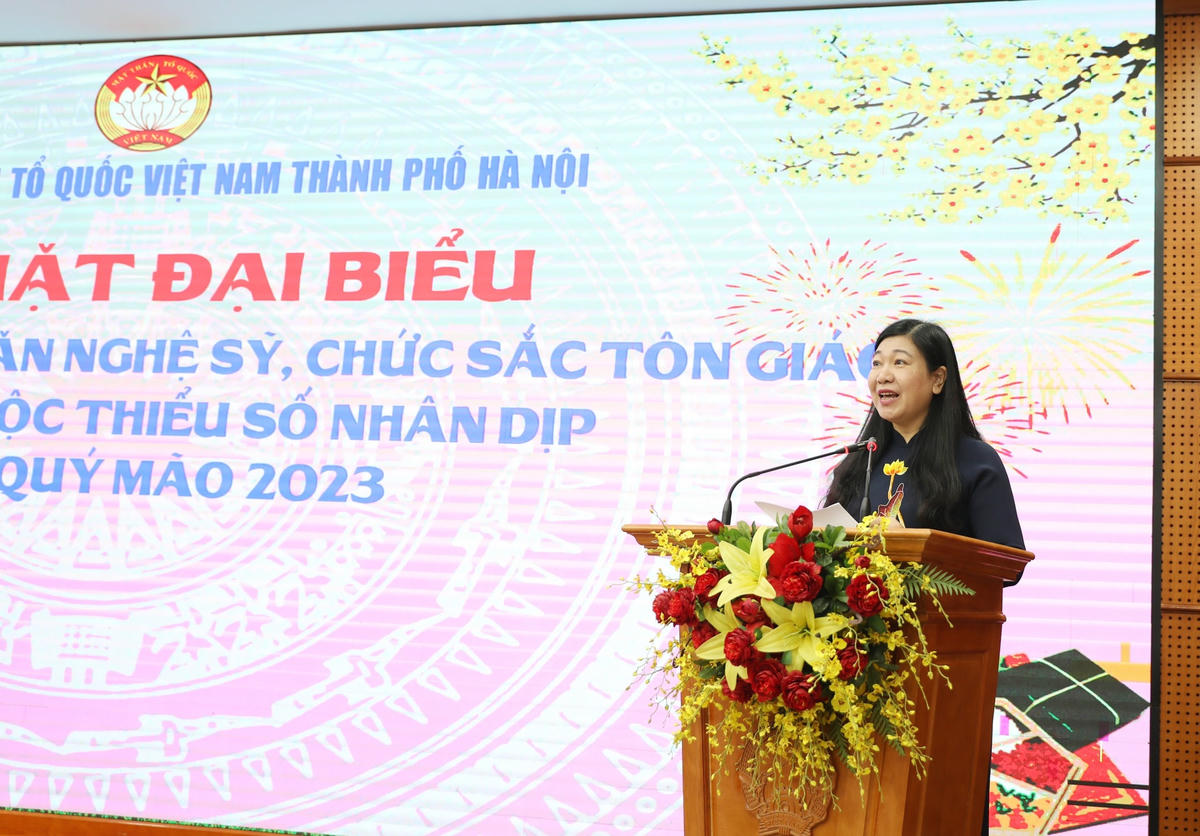 Bà Nguyễn Lan Hương, Chủ tịch Ủy ban MTTQ Việt Nam thành phố Hà Nội phát biểu tại hội nghị.