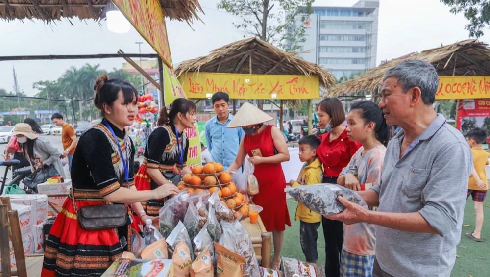 Du khách tham quan, mua sắm các sản phẩm OCOP của hội viên phụ nữ.