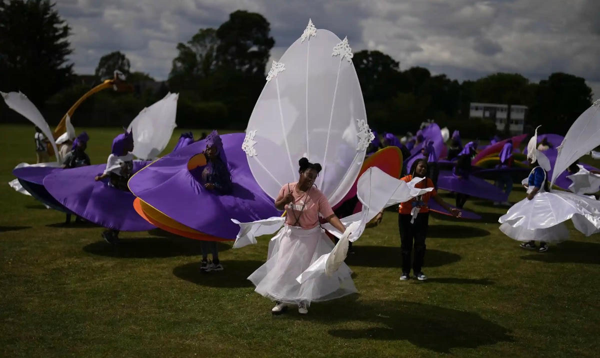 Các thành viên của nhóm Mahogany diễn tập cho buổi biểu diễn sắp tới tại lễ hội Đại lễ Bạch Kim tại Trường Cộng đồng Queens Park, phía bắc London. Ảnh: AP.