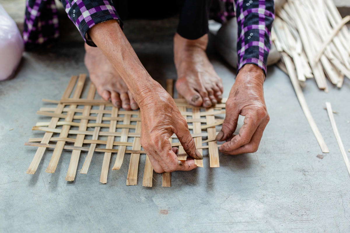 Những nguyên liệu này được chia thành những sợi nan có độ dày mỏng đạt yêu cầu rồi phơi khô rồi vót phẳng và đan chúng lại với nhau để tạo thành sản phẩm. Mỗi sản phẩm lại có một kỹ thuật đan khác nhau nên thời gian hoàn thành và giá trị sản phẩm vì thế cũng khác nhau.