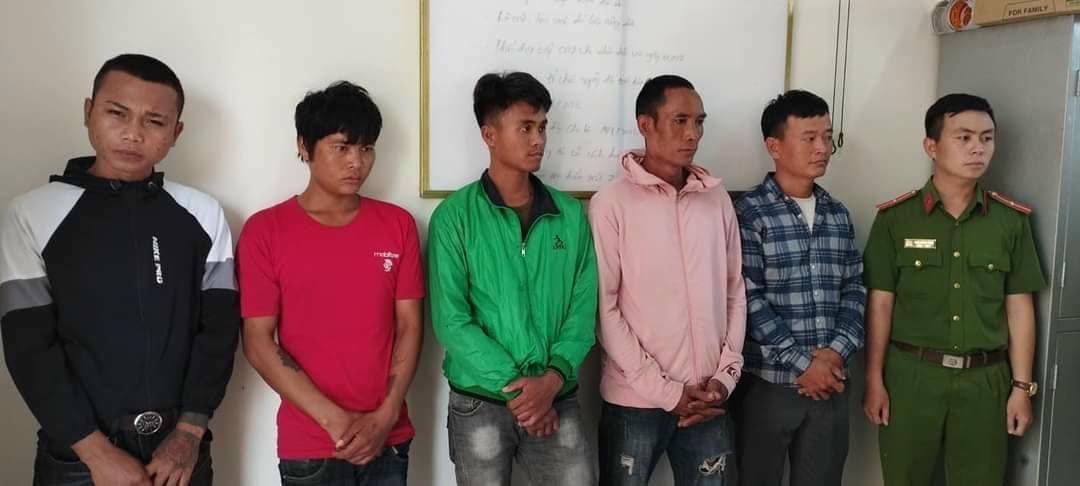 Nhóm đối tượng bị bắt giữ tại cơ quan điều tra.