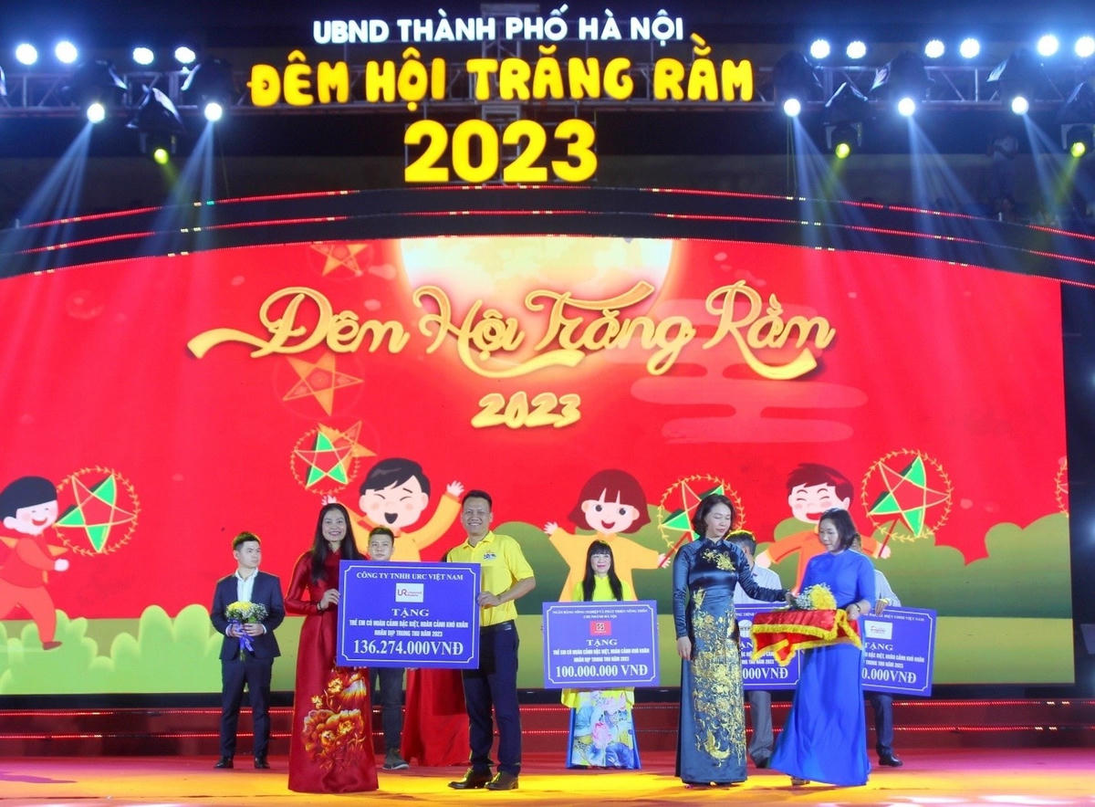Đại diện Công ty TNHH URC Việt Nam trao bảng tài trợ cho chương trình “Đêm hội trăng rằm” tại Thủ đô Hà Nội.