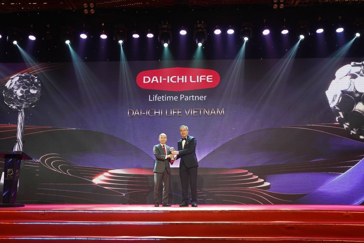 Ông Lưu Anh Tuấn – Phó Tổng Giám đốc Tài chính Dai-ichi Life Việt Nam nhận giải “Thương hiệu truyền cảm hứng”.