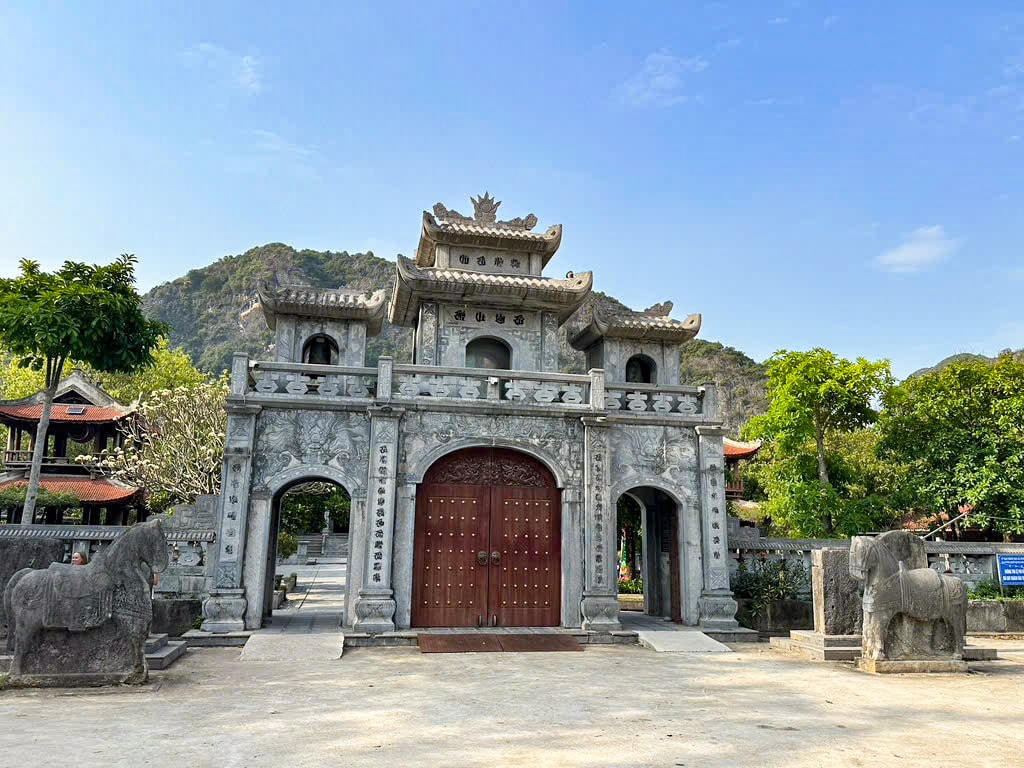 Cổng tam quan đền Thái Vi. Ảnh: Đình Minh