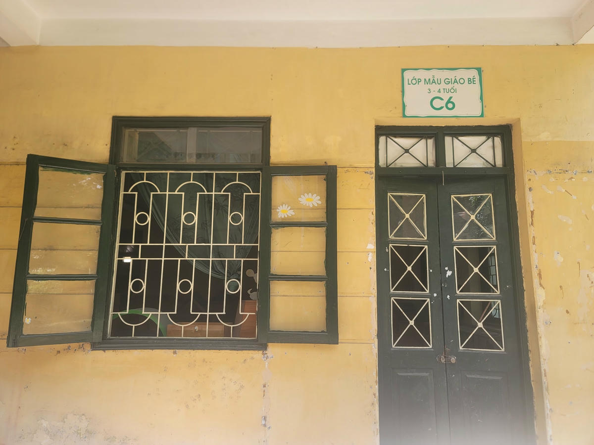 Theo tìm hiểu, sau khi trường có cơ sở mới (cách trường chưa đến 100m) tất cả học sinh chuyển sang cơ sở mới. Từ đó, trường bỏ hoang, nhiều hạng mục xuống cấp, cơ sở vật chất hỏng hóc. Khuôn viên trường cỏ mọc um tùm, rác thải tràn ngập.