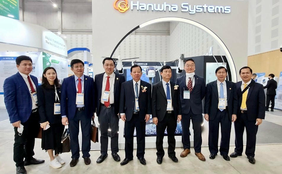 Đoàn đại biểu tỉnh Bình Dương tham quan các gian hàng công nghệ năng lượng sạch về thành phố thông minh.