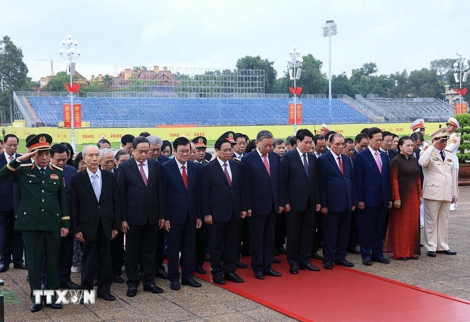 Đoàn đại biểu lãnh đạo, nguyên lãnh đạo Đảng, Nhà nước cùng các bộ ngành Trung ương, đến đặt vòng hoa và vào Lăng viếng Chủ tịch Hồ Chí Minh. (Ảnh: Tuấn Anh/TTXVN)