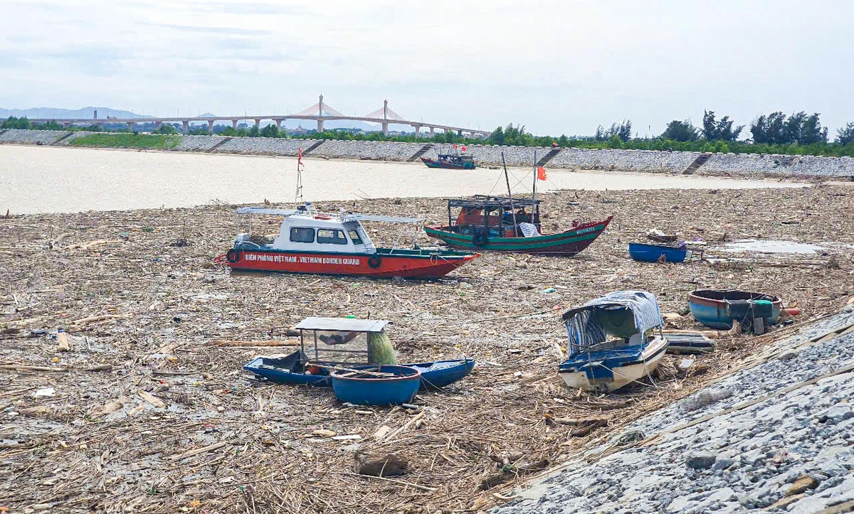 1. Rác thải trôi dạt phủ kín khu neo đậu khiến tàu thuyền khó khăn khi di chuyển ra vào như thường lệ