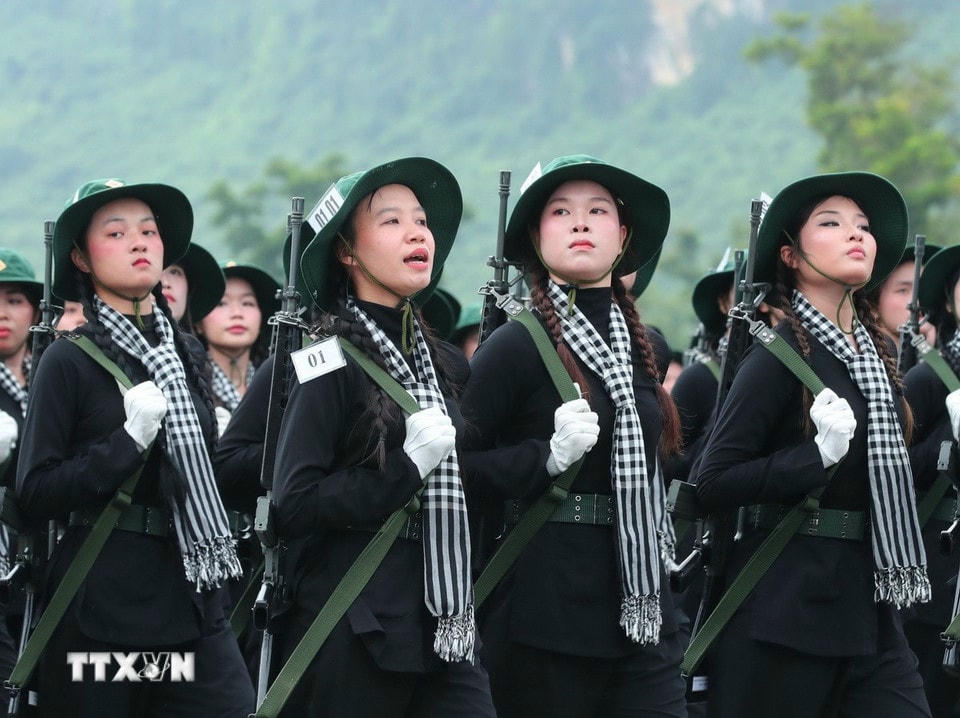 Khối nữ du kích miền Nam tham gia hợp luyện. (Ảnh: Trọng Đức/TTXVN)