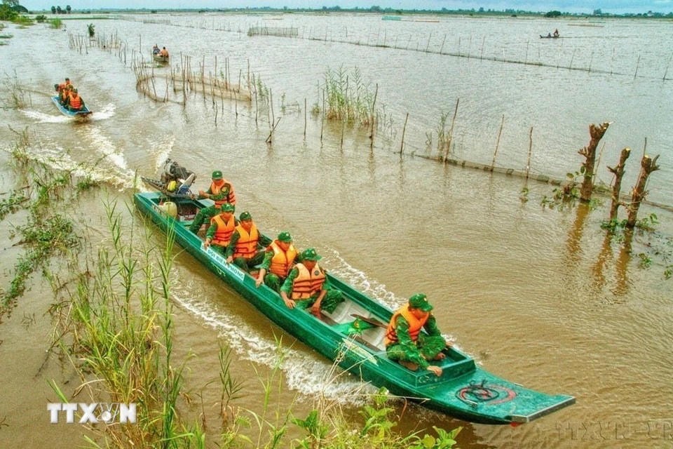 Để ngăn chặn hoạt động vận chuyển hàng lậu qua biên giới trong mùa nước nổi, lực lượng Bộ đội Biên phòng tỉnh An Giang ngày đêm tuần tra, mật phục bắt giữ. (Ảnh: Công Mạo/TTXVN)