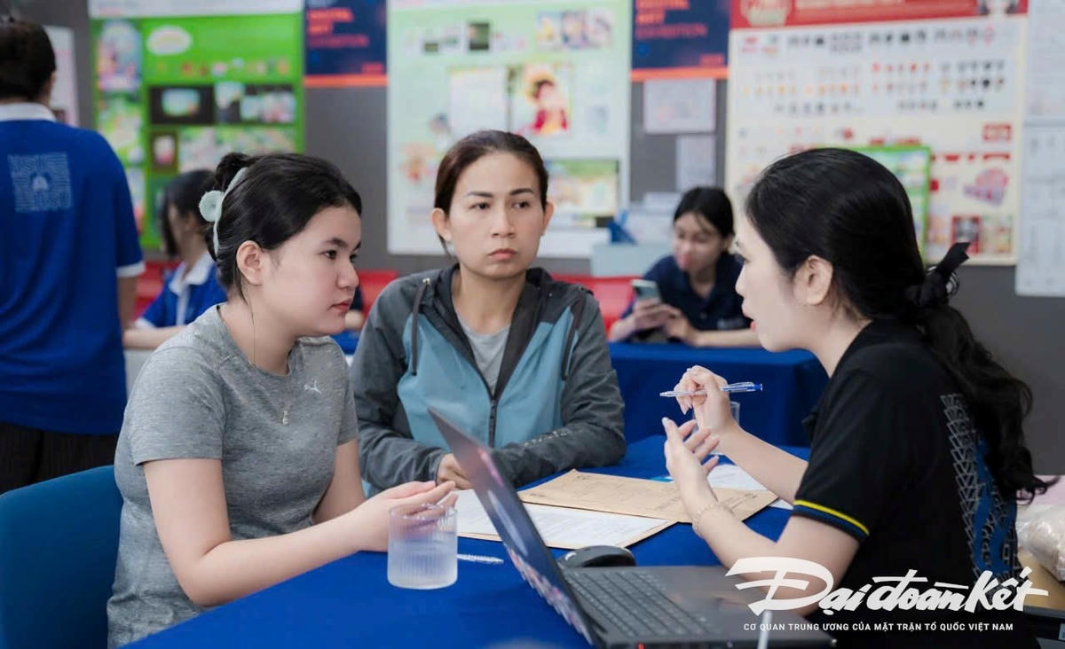 Thí sinh xác nhận nhập học tại Trường Đại học Hoa Sen. Ảnh: NTCC