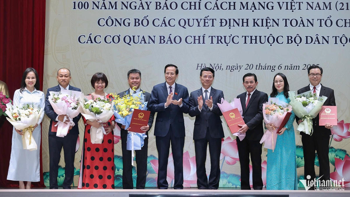 W-Hai Bo truong chuc mung bo nhiem.jpg