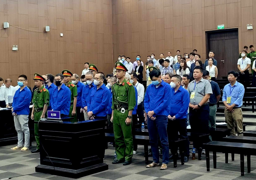 Các bị cáo đứng nghe HĐXX tuyên án