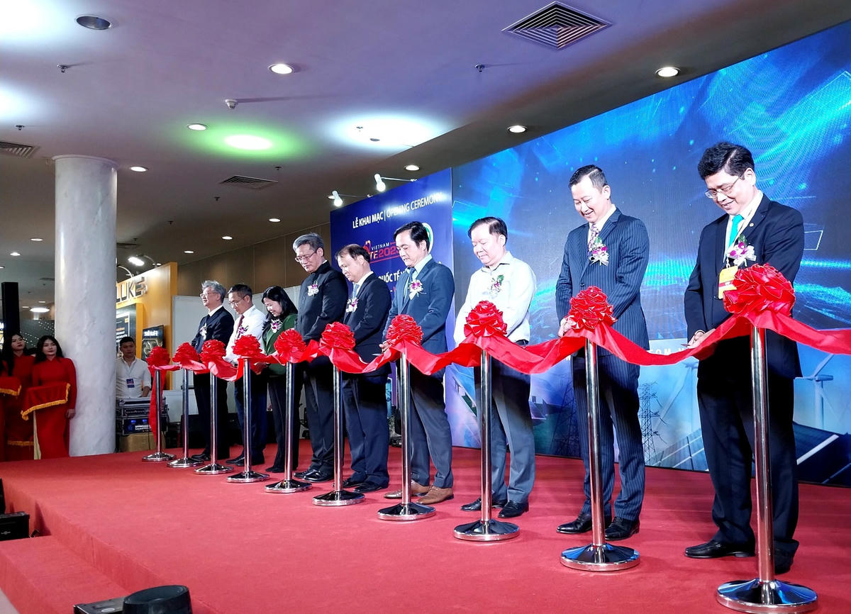 Đại biểu tham dự cắt băng khai mạc hội chợ triển lãm.