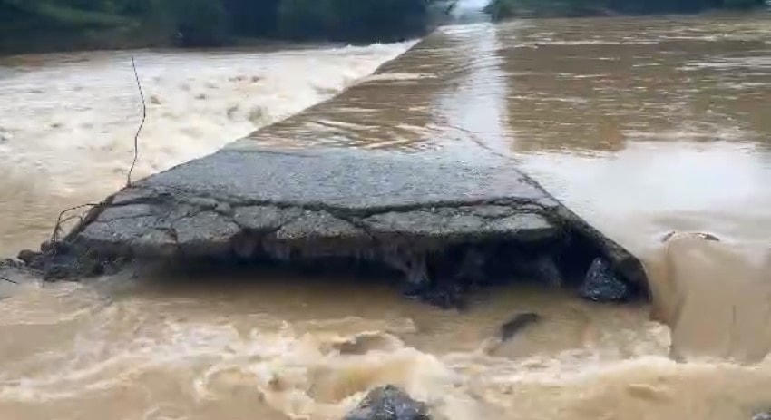 Ông Hồ Văn Hanh, Phó Chủ tịch xã Hướng Sơn cho biết, cầu cống trung tâm thôn Cát đã bị nước cuốn trôi gây chia cắt giao thông. Hiện, chính quyền địa phương đã cắt cử lực lượng túc trực tại những vị trí nguy hiểm, cắm biển cảnh báo để người dân không di chuyển qua đây. Ảnh: CTV.