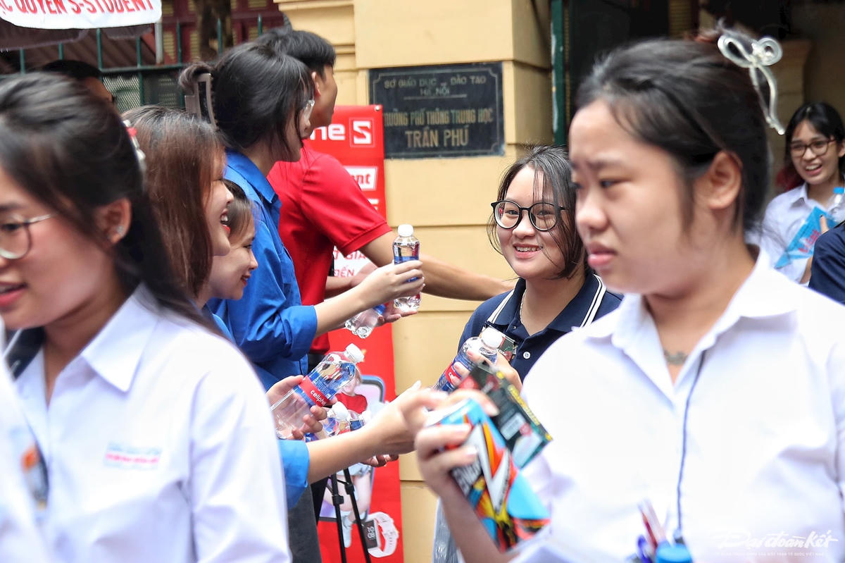 Thí sinh hoàn thành bài thi môn Ngữ văn tại Hà Nội. Ảnh: Lê Khánh.