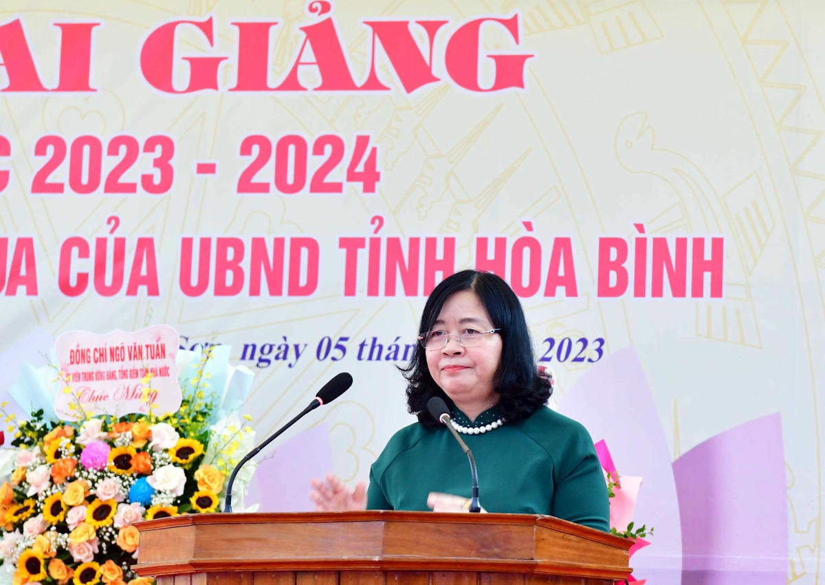 Phát biểu tại Lễ khai giảng năm học mới tại Trường TH&THCS Cao Sơn, Bí thư Trung ương Đảng, Trưởng Ban Dân vận Trung ương Bùi Thị Minh Hoài mong muốn thầy và trò nhà trường nỗ lực vượt khó để tiếp tục hoàn thành tốt nhiệm vụ dạy và học. Ảnh: N.Lộc