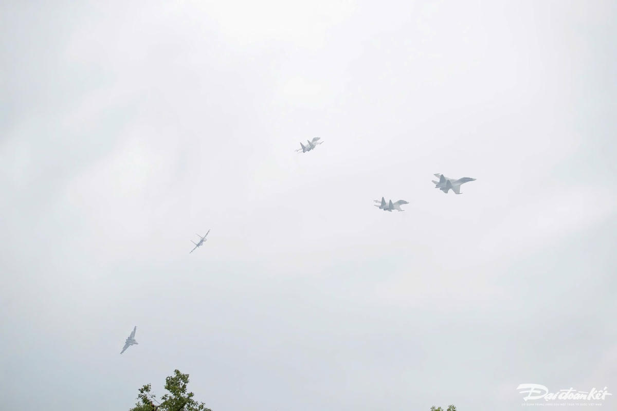 Hình ảnh những chiếc Su-30MK2 xé gió trên bầu trời Hà Nội.