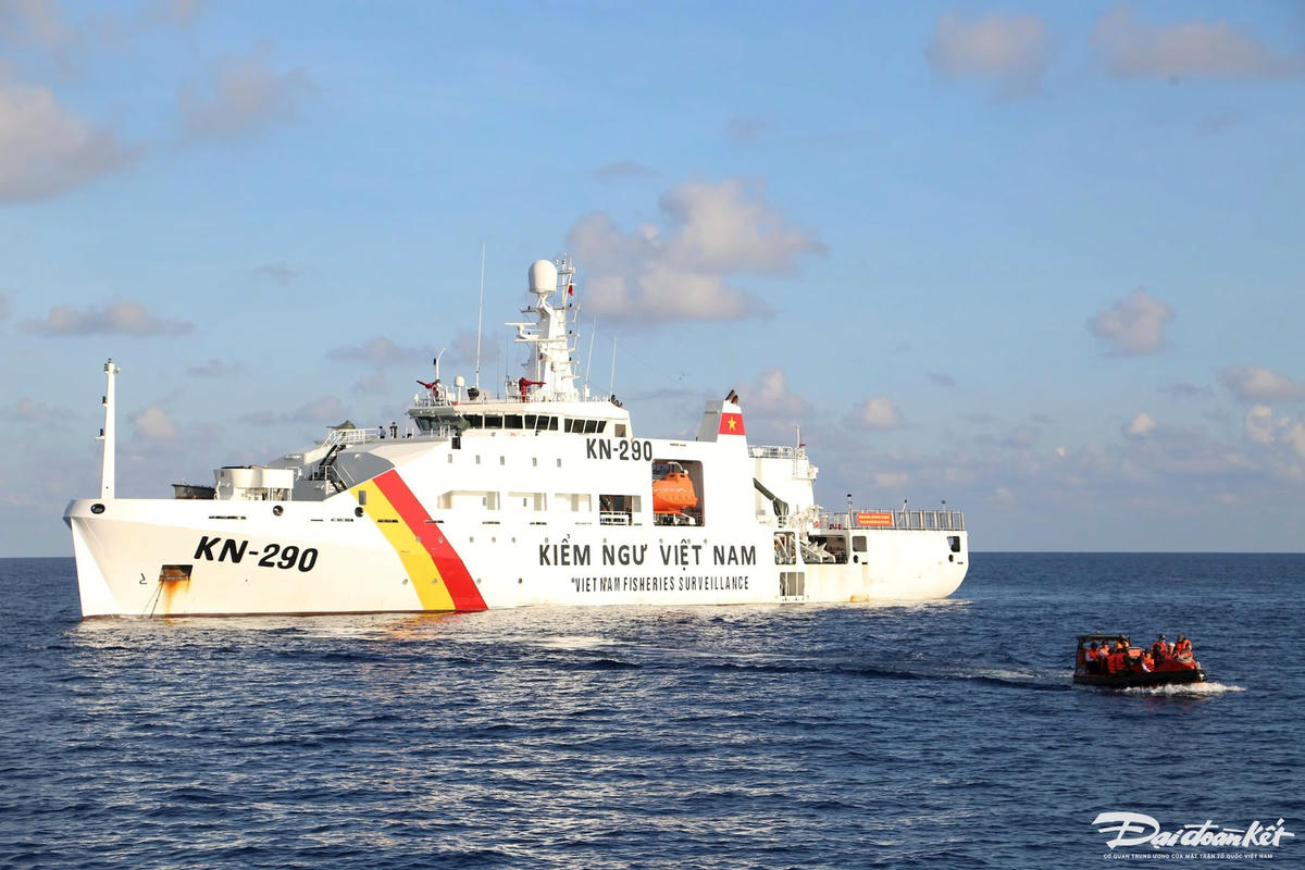 Tàu KN290 thực hiện nhiệm vụ trên biển