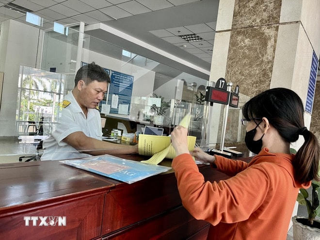 Người dân thực hiện giao dịch tại Cục Thuế Thành phố Hồ Chí Minh. (Ảnh: Hứa Chung/TTXVN) ttxvn-nop-thue-2.jpg