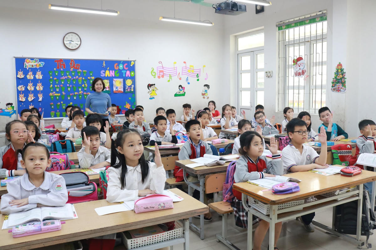 Cô và trò Trường Tiểu học Đông Thái (quận Tây Hồ, Hà Nội).