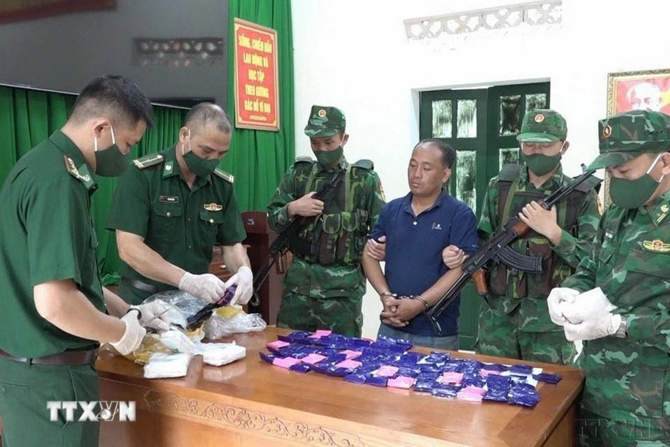 Bộ đội Biên phòng tỉnh Thanh Hóa bắt đối tượng người Lào vận chuyển 24.000 viên ma túy. (Ảnh: TTXVN phát)
