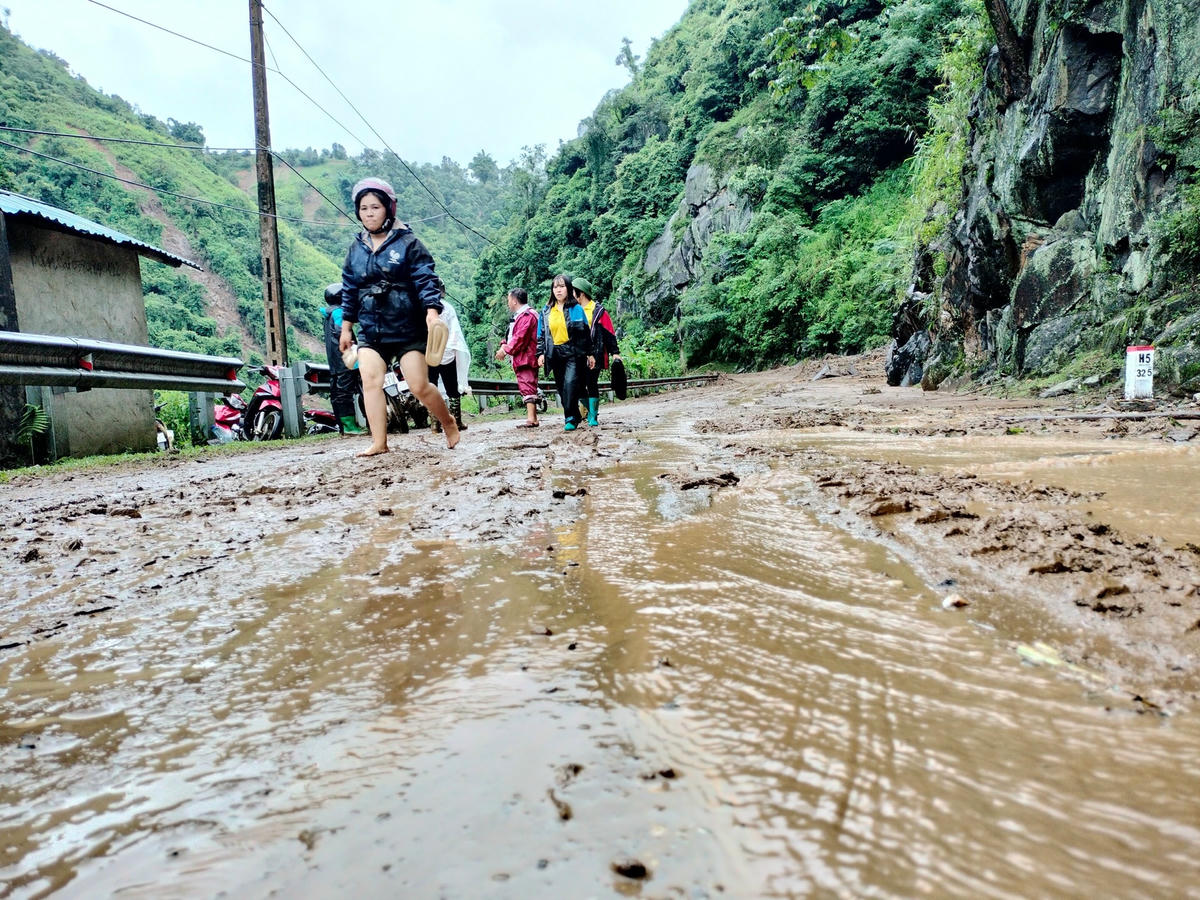 Người dân đang dọn dẹp những gì còn sót lại.