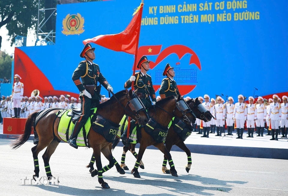 Khối Cảnh sát cơ động kỵ binh diễu qua Lễ đài. (Ảnh: TTXVN)