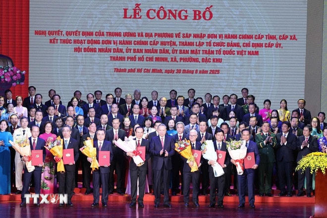 Tổng Bí thư Tô Lâm trao các nghị quyết, quyết định của Trung ương về việc sáp nhập đơn vị hành chính và thành lập tổ chức đảng, chỉ định cấp ủy, Hội đồng Nhân dân, Ủy ban Nhân dân, Ủy ban Mặt trận Tổ quốc Việt Nam của Thành phố Hồ Chí Minh. (Ảnh: Thống Nhất/TTXVN) ttxvn-3006-tong-bi-thu-to-lam-9.jpg