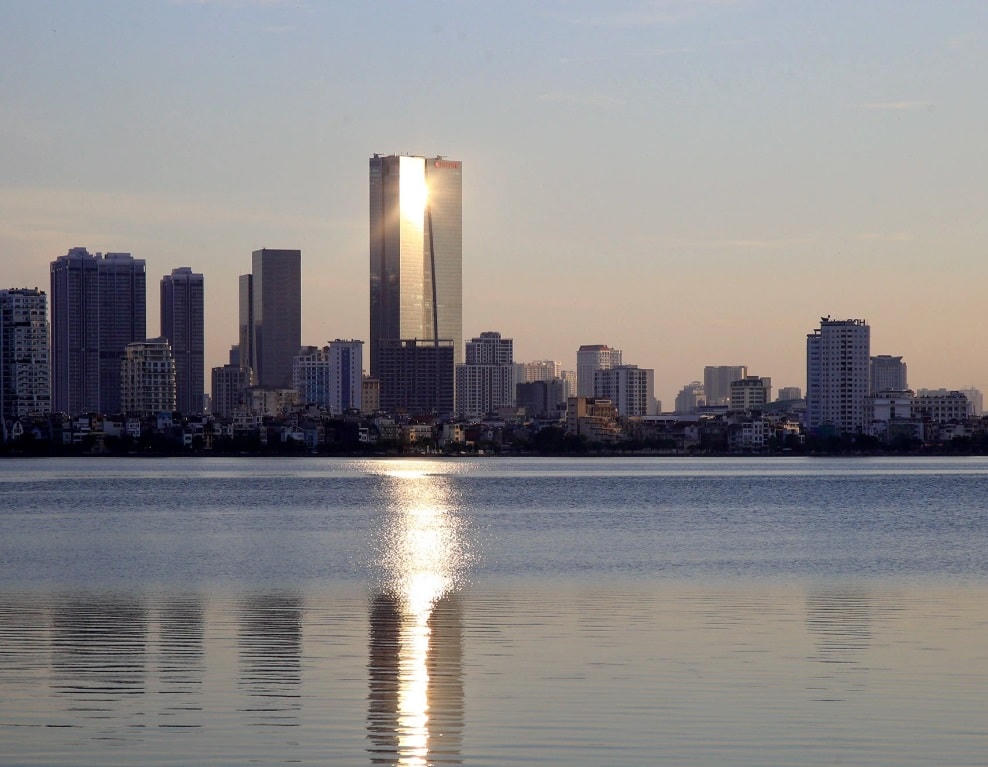 Dân cư Hà Nội ngày càng đông đúc, khu vực các phường Bưởi, Thụy Khuê, Yên Phụ, Tứ Liên, Nhật Tân, Quảng An, Xuân La và Phú Thượng xưa là làng ven đô đã đổi thay theo chiều hướng hiện đại, phố xá dày đặc.