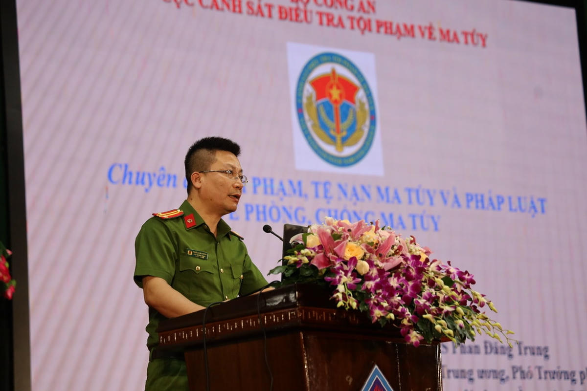 Trung tá Phan Đăng Trung, Phó trưởng phòng 6, Cục Cảnh sát điều tra tội phạm về ma tuý, Bộ Công an báo cáo tại hội nghị