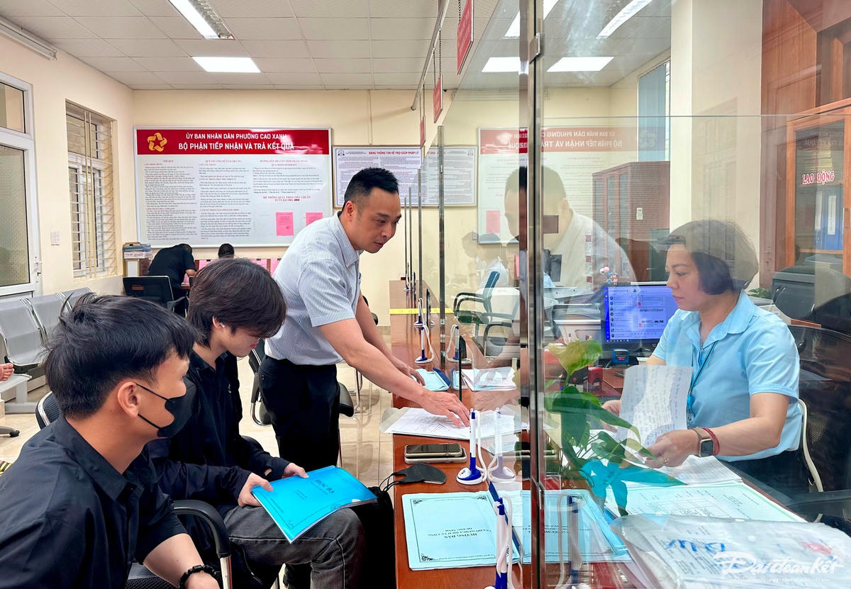 Ông Nguyễn Hải Ngọc, Chủ tịch UBND phường Cao Xanh kiểm tra, giám sát việc xử lý các thủ tục hành chính cho người dân tại Trung tâm phục vụ hành chính công phường Cao Xanh. Ảnh: Ngọc Anh.